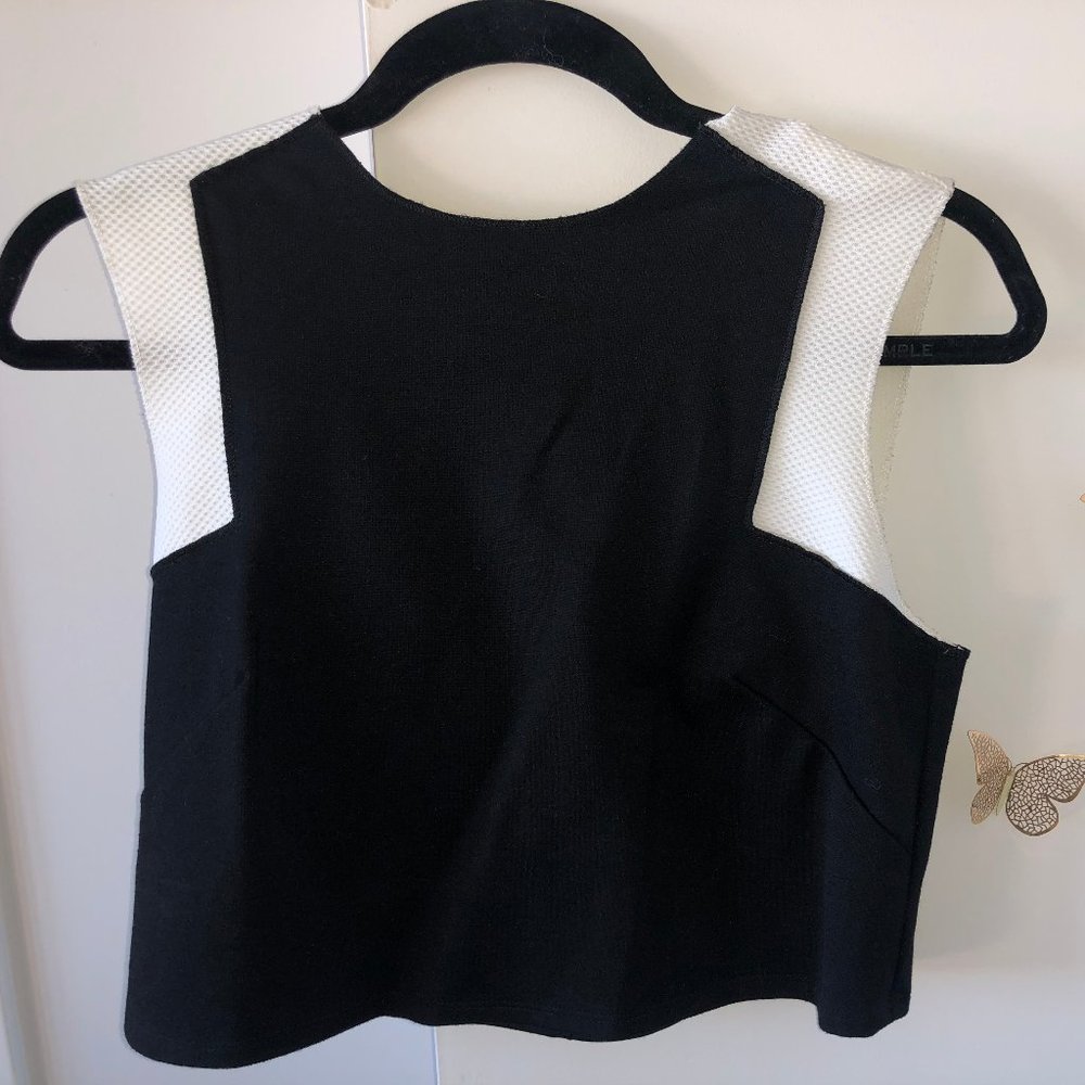 B/W CROP FITS SUPER CUTE